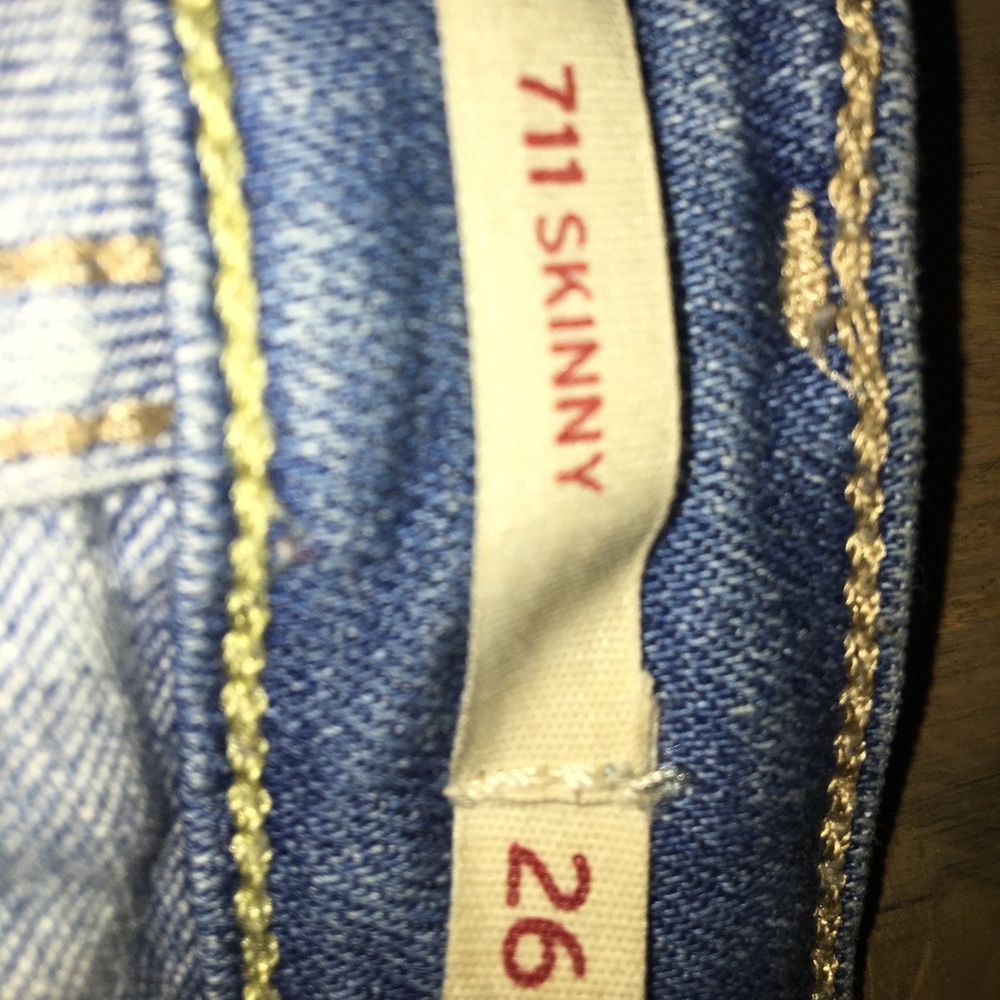 Adorable light blue Levi jeans with flowers💕🌻
